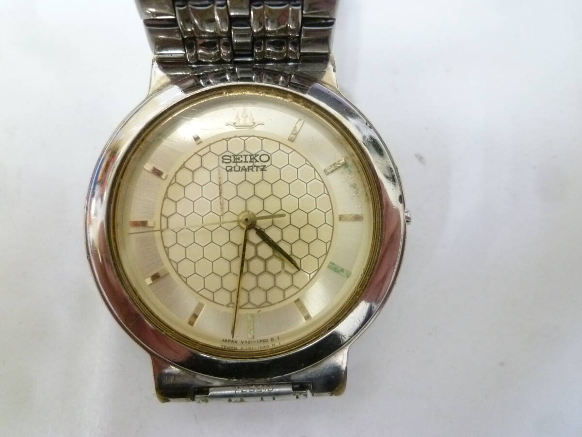 ＃43879 【中古稼働品】 SEIKO セイコー V701-1K10 腕時計 ウォッチ ゴールド文字盤 クオーツ