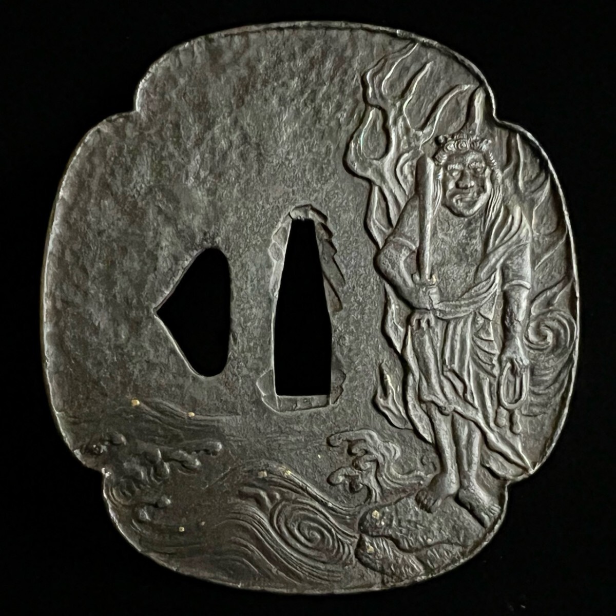 刀剣美術 希少 時代本歌 鉄地 木瓜形 不動明王図大鍔 9.2cm 202g 桐箱付 細密彫刻 金象嵌 鋤出彫 仏像 太刀 刀装具 武具骨董[麌]
