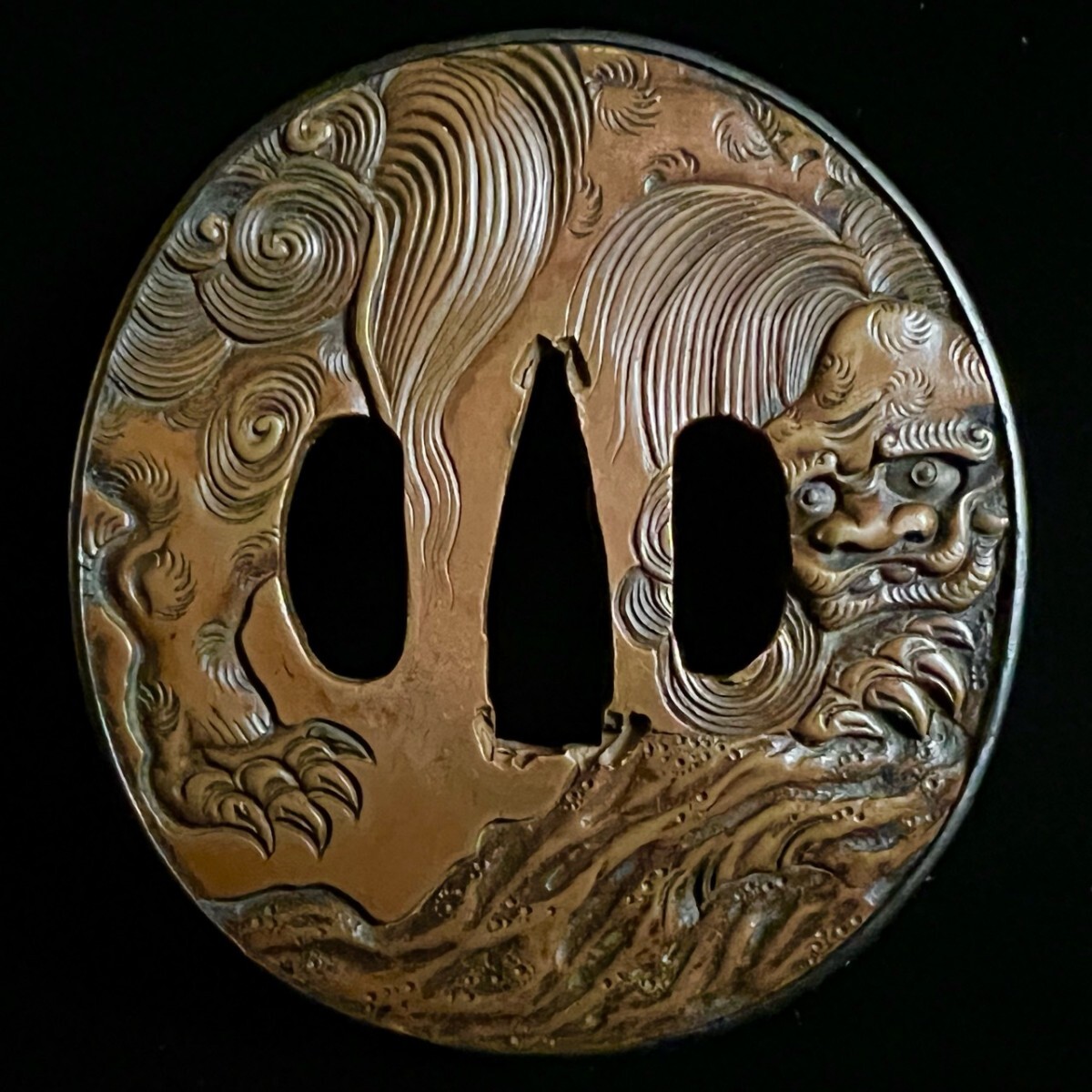刀剣美術 時代金工師 本歌 素銅地 獅子彫刻図丸鍔 7.45cm 165g 桐箱付 赤銅覆輪 高肉片切彫 超絶技巧 細密彫刻 特別保存級 武具骨董[麌]