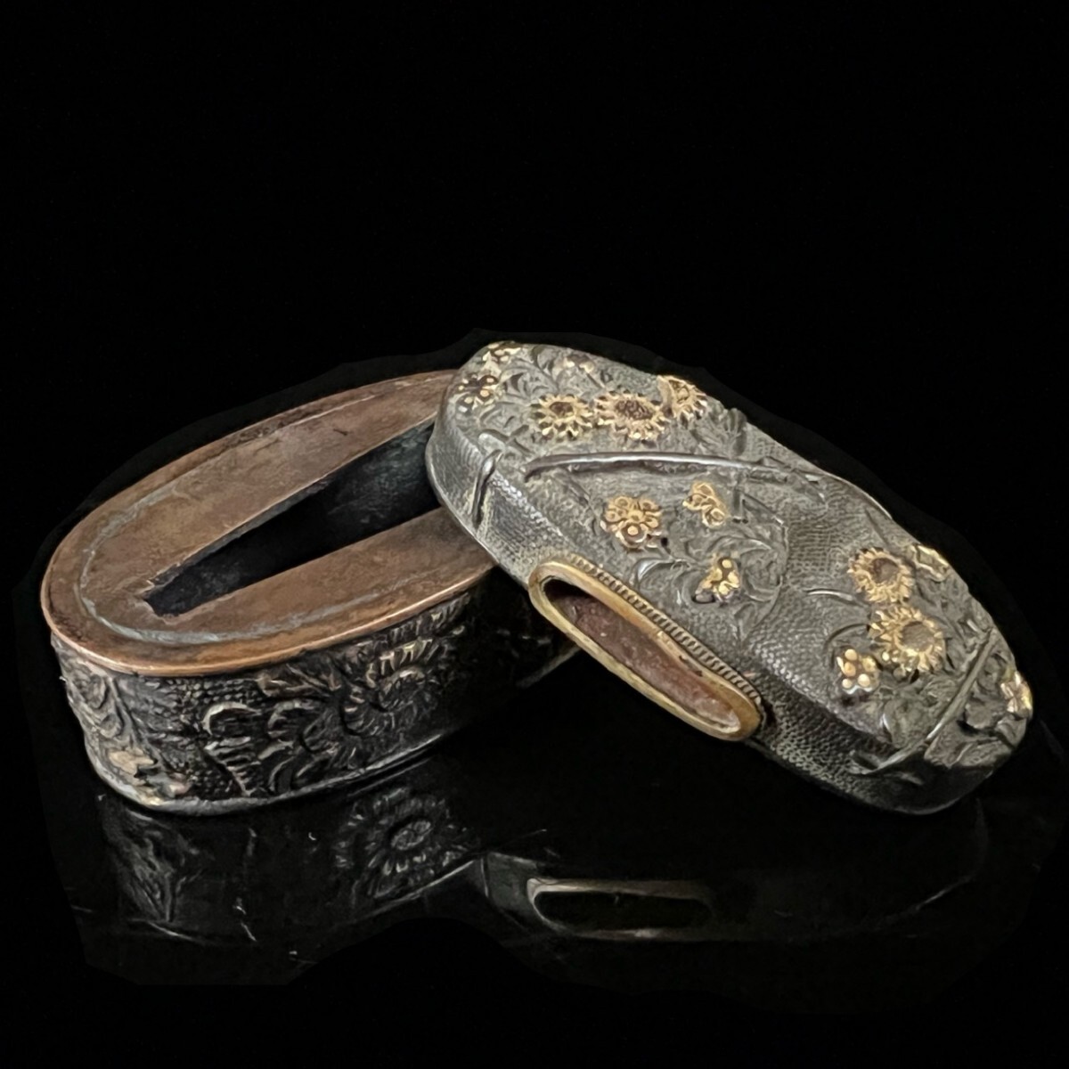 刀剣美術 時代物 赤銅魚子地 金色絵 秋草図縁頭 美濃 細密彫刻 刀装具 縁頭揃 短刀 脇差 武具骨董[麌]