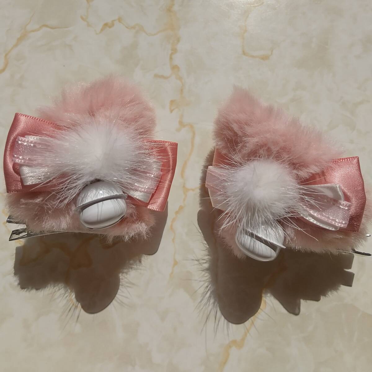 LucyAndLory■ポンポン・飾りリボン・鈴付きファー猫耳ヘアクリップ左右セット ピンク白■リーナベル風ロリータロリィタガーリーねこネコ
