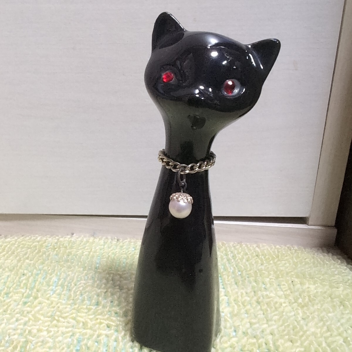 黒い猫の陶器置物 赤い目 猫 ねこ くろねこ クロネコ 黒猫 置物 cat アンティーク 置物 人形 フィギュア 昭和レトロ 貯金箱