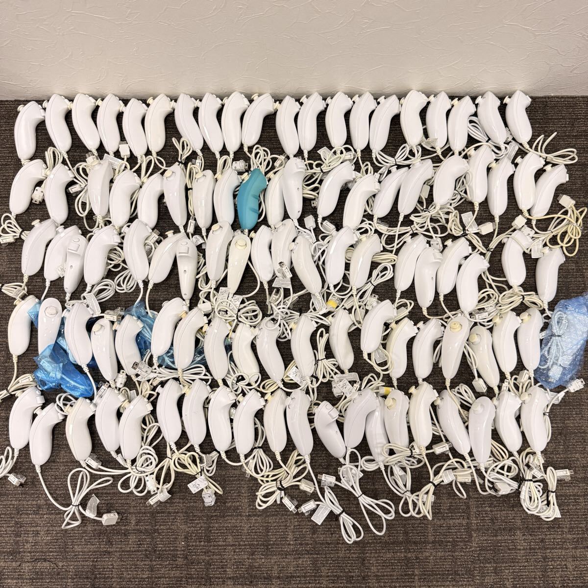 ☆ SA-0307え140 Nintendo 任天堂 Wii ヌンチャク 白 コントローラー 周辺機器 VL-004 100個 動作確認済 清掃済 大量 まとめ ☆