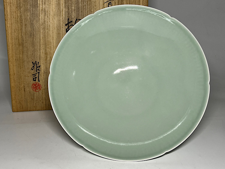 【瑞】土山敬司　青磁　輪花鉢　共箱　栞　径：３２．４ｃｍ