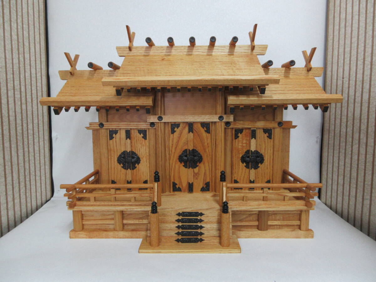 Ｔ４３３１　神棚　新品　未使用品　特別大特価　新けやき　三社（大）組み勾欄　高５３ｃｍ　幅７１．５ｃｍ　４．２ｋｇ