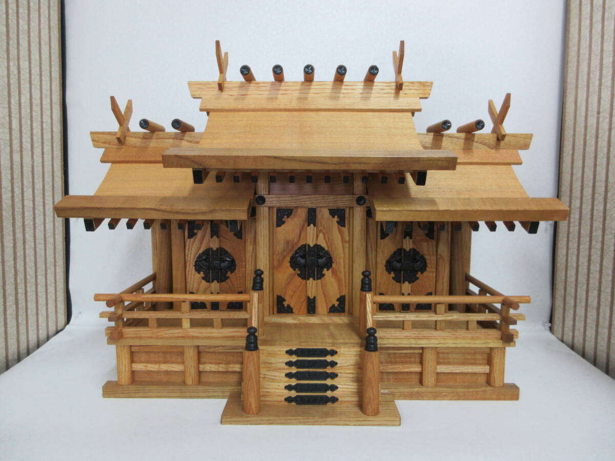Ｔ４３３３　神棚　新品　未使用品　特別大特価　新けやき　八幡造り　屋根違　三社（中）　高４８ｃｍ　幅６６ｃｍ　４．２ｋｇ