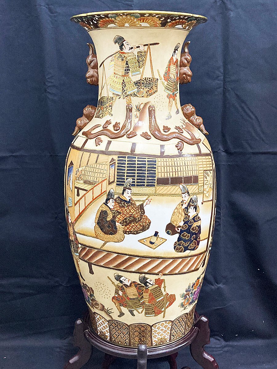 ∞【引取限定(北九州市)】 薩摩焼 白薩摩 金襴手 金彩 人物図 武者図 大花瓶 高さ93cm 双耳 獅子耳 飾壺 錦手 木製台座付 輸出用 □H8