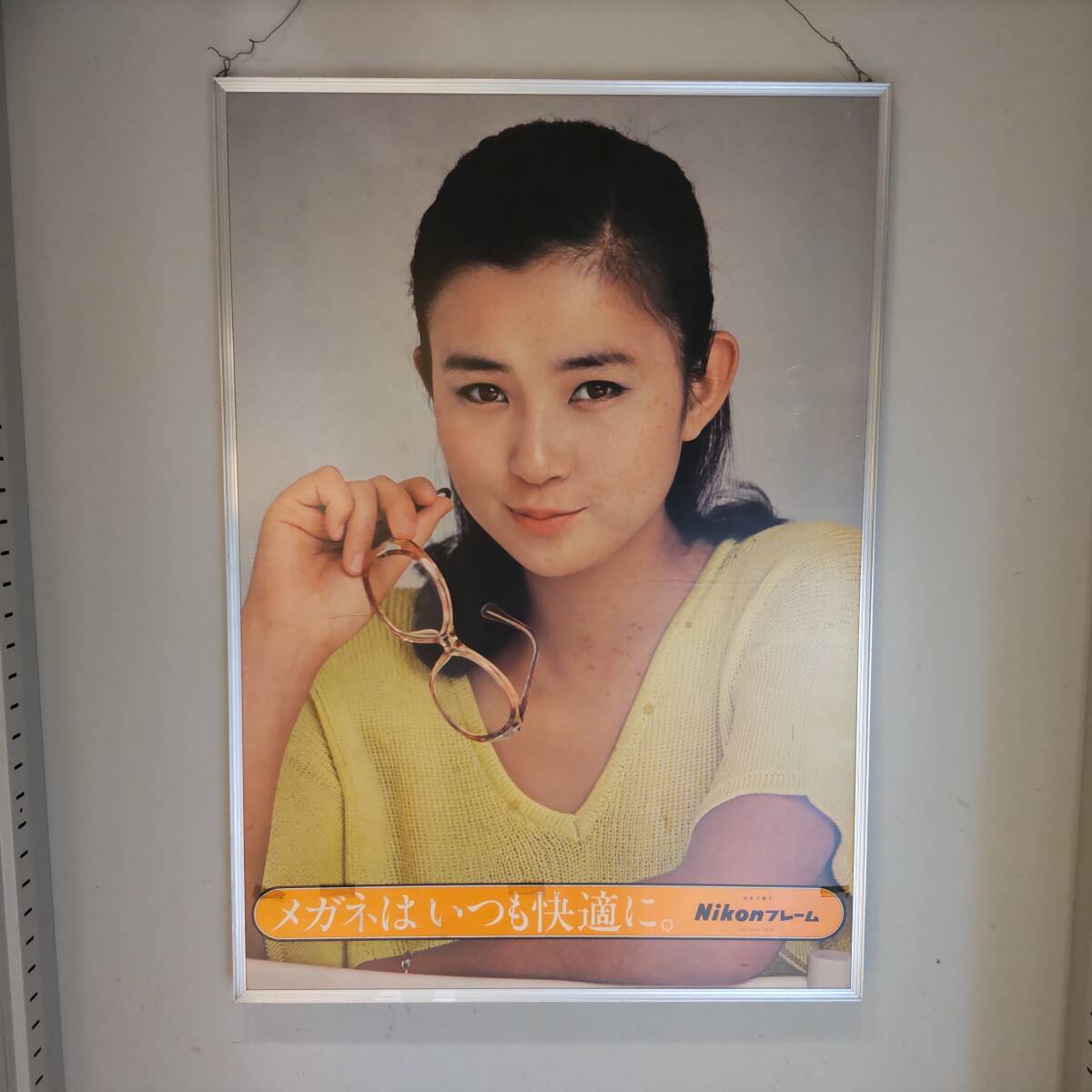 Y031806■秋吉久美子 パネル Nikon ニコン メガネフレーム チェリーFⅡ 額装 幅約52.5cm 高さ約74.5cm■
