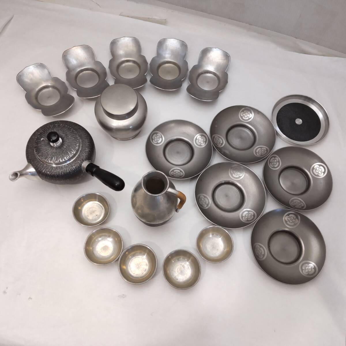 Y032602■錫製品 まとめ 茶器 急須 茶托 酒器 酒盃 徳利 本錫 刻印 在銘 錫半 他 総重量約1500g 皿 煎茶器 ぐい呑 銚子 錫■