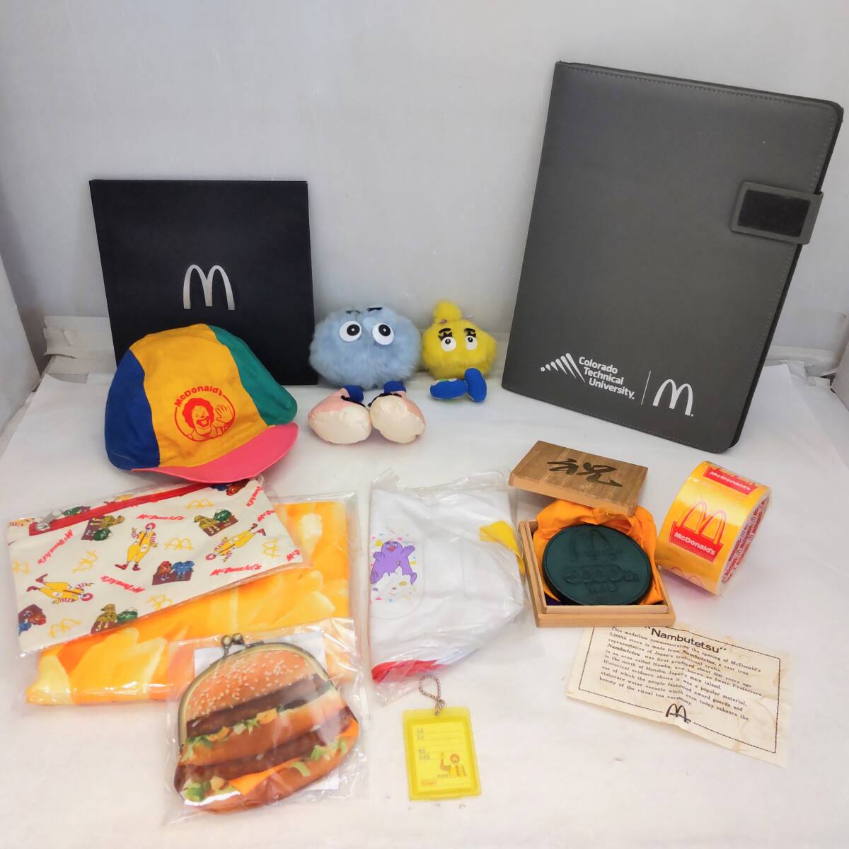 Y032603■マクドナルド グッズ まとめ コロラド工科大学 ぬいぐるみ 梱包テープ ポーチ がま口 タオル 1978年5000店舗記念メダル 他■