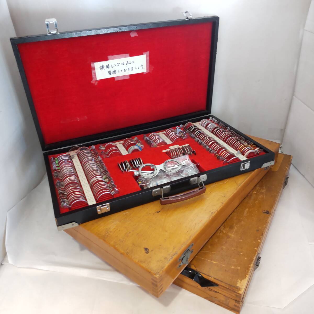 Y032701■ジャンク 検眼レンズセット ケース入り 3点 視力検査 テストレンズ トライアルフレーム 検眼用測 検眼 レンズ傷汚れくもりあり■