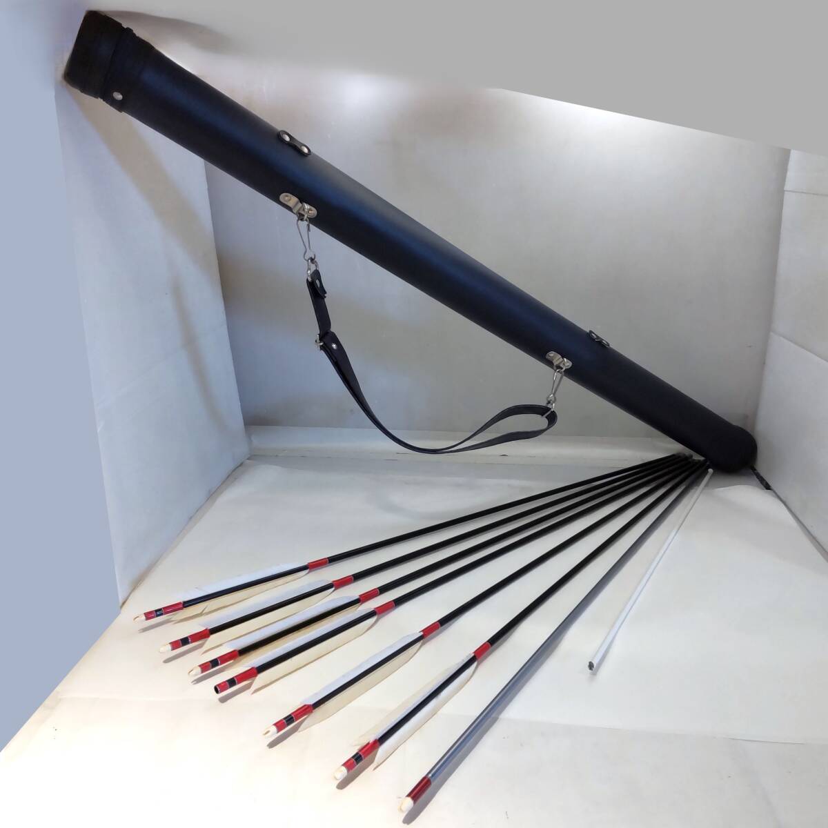 Y032702■弓道 矢 / 巻藁矢 計7本 まとめ 矢筒付き EASTON XX75 1913 / 2015 弓具 弓道具 武道 イーストン シャフト■