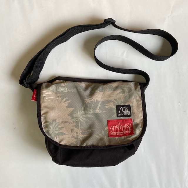 USED 当時物 正規 限定品 マンハッタンポーテージ クイックシルバー コラボ ショルダーバッグ 黒 サーフィン アロハ生地