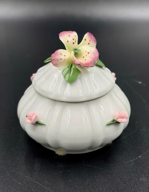 Victoria Capodimonte　カポディモンテ　陶花　花　蓋付き小物入れ　置物　ピルケース　イタリア　ビンテージ　