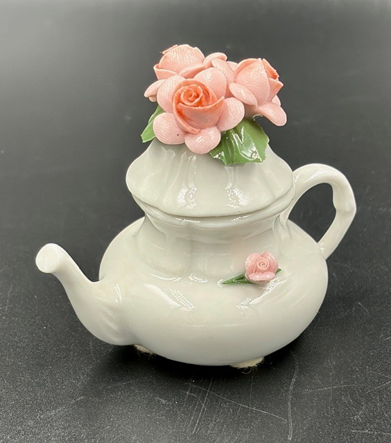 Victoria Capodimonte　カポディモンテ　陶花　バラ　蓋付き小物入れ　置物　ポット型　イタリア　ビンテージ　