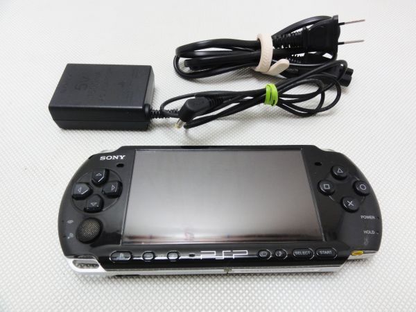 【ジャンク品】SONY/ソニー ポータブルゲーム機《PSP -3000》 ACアダプタ付 ※バッテリーなし