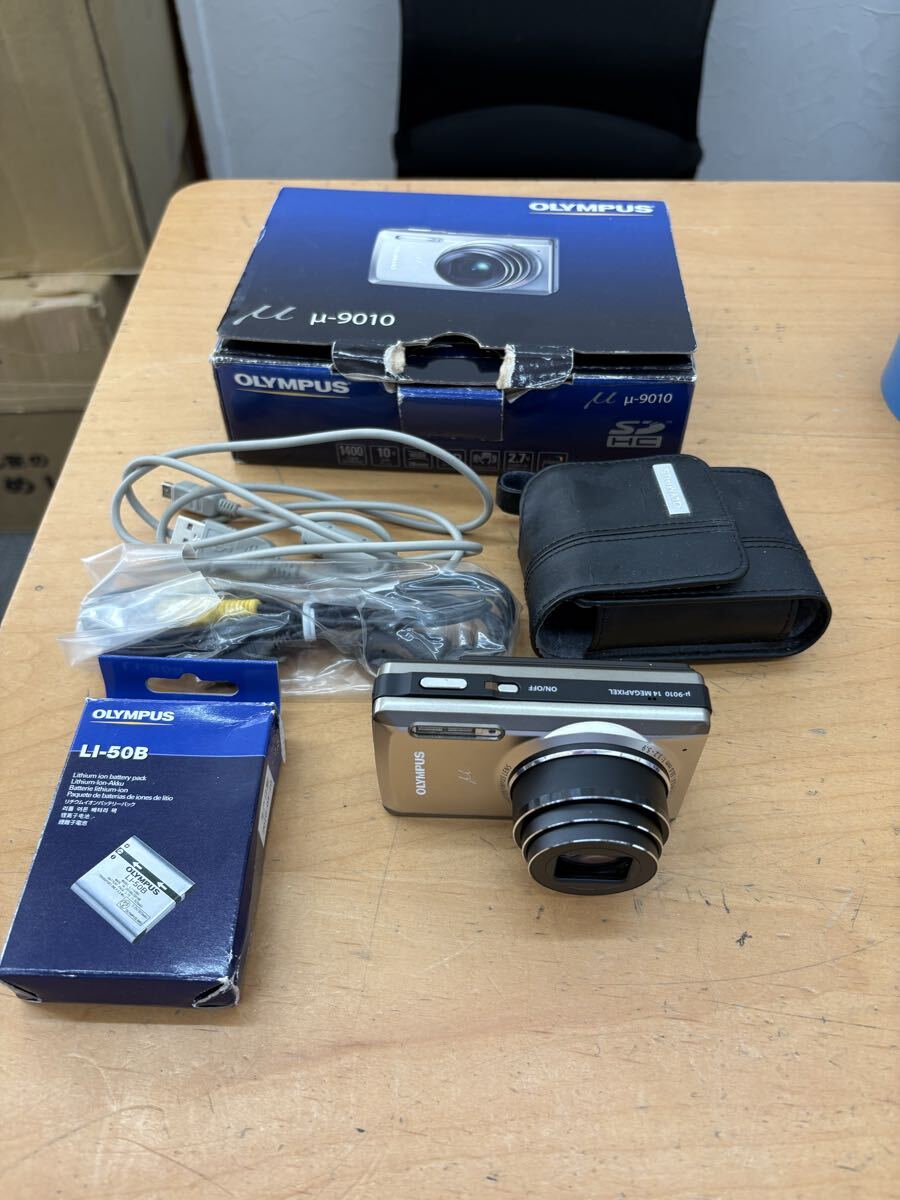 【f233】美品 OLYMPUS オリンパス μ-9010 5.0-50mm F3.2-5.9 1400万画素 箱付き 付属品 Compact Digital Camera Silver 14MP 10x Zoom Box