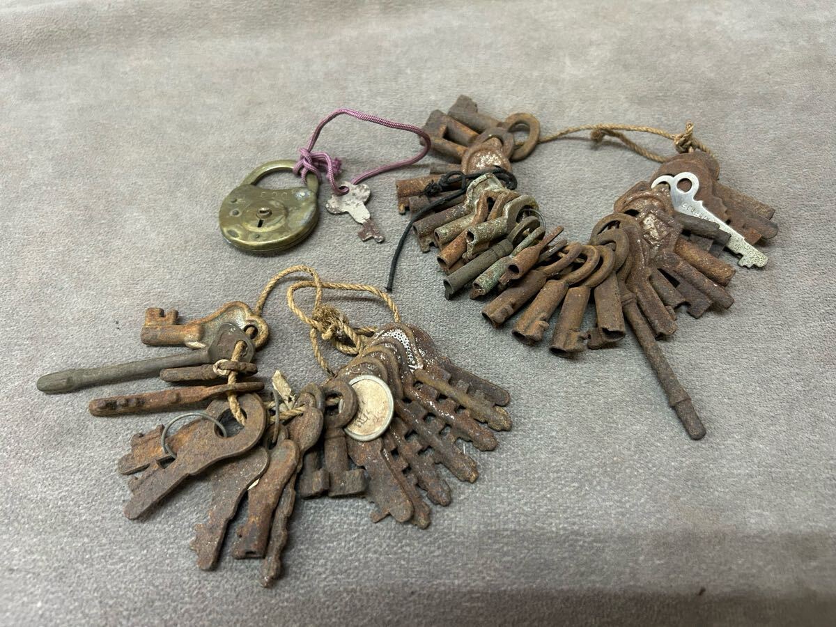 古い鍵 まとめ売り 和錠 箪笥鍵 錠前 古 鍵 約51本まとめ アンティーク鍵 アンティーク 古道具 古鍵 時代物 古道具 クマの形 南京錠