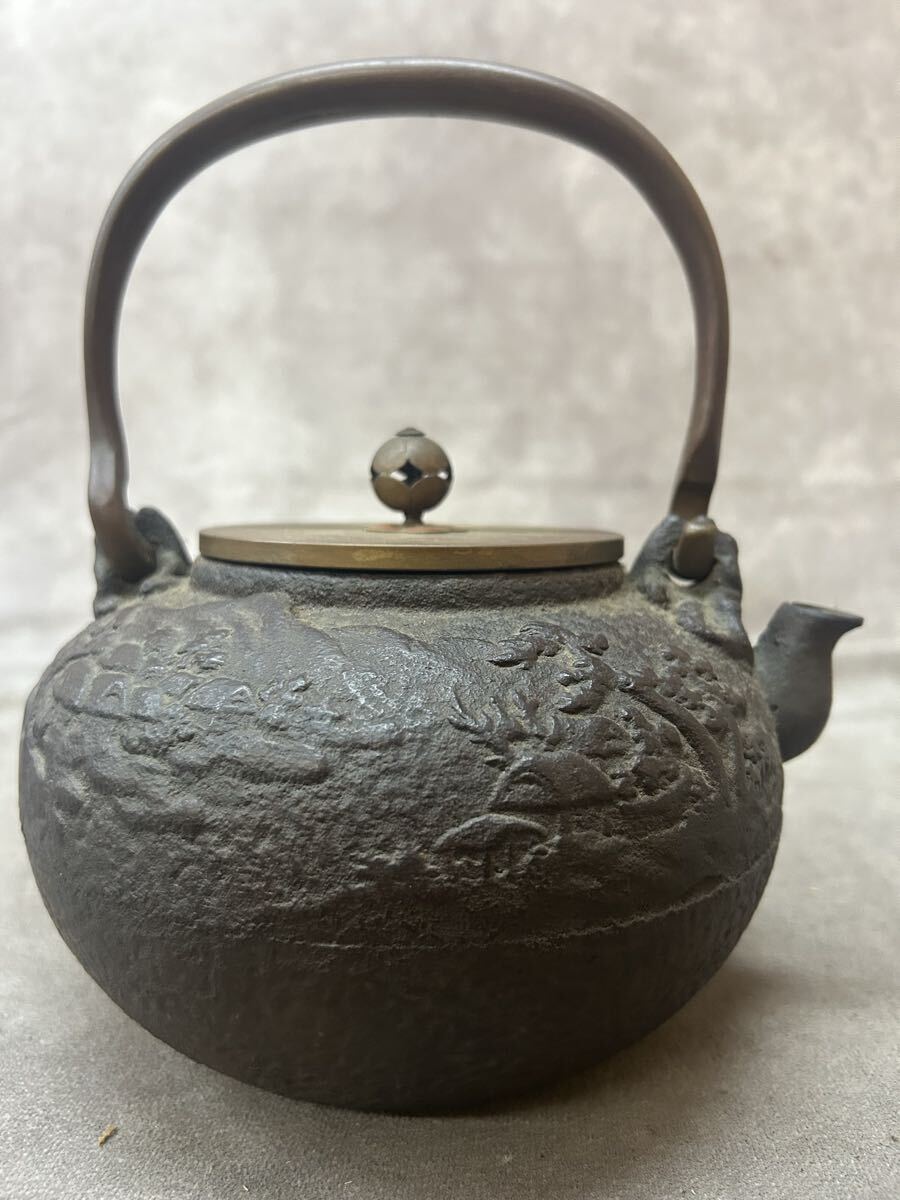 時代物 亀文堂造 鉄瓶 山水図 山水画 約2.1kg 煎茶道具 骨董品 銅蓋 鉄器 古美術品 金属工芸 アンティーク 飾摘み 古い コレクション