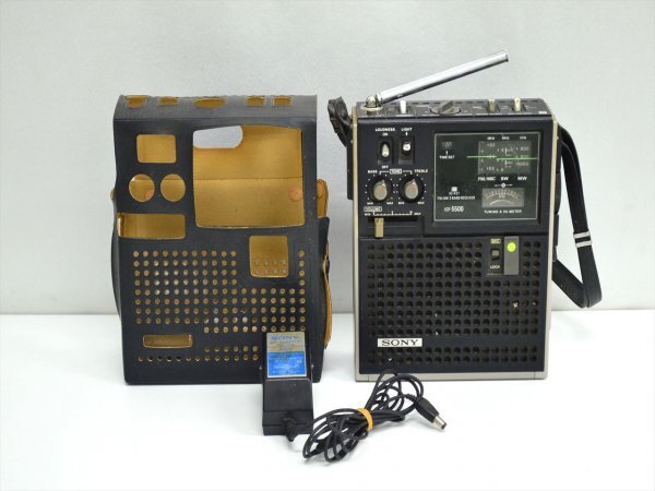KM756●ジャンク品●SONY ソニー ICF-5500 スカイセンサー 3バンドレシーバー　レトロラジオ　アダプタ・ケース付き