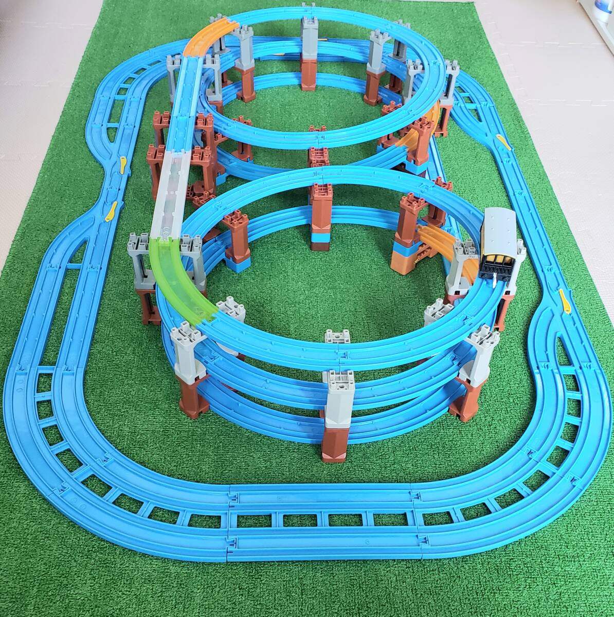 プラレール トーマス 客車 ヘンリエッタ「複線2段タワーループ」 お子様・お孫さんへ