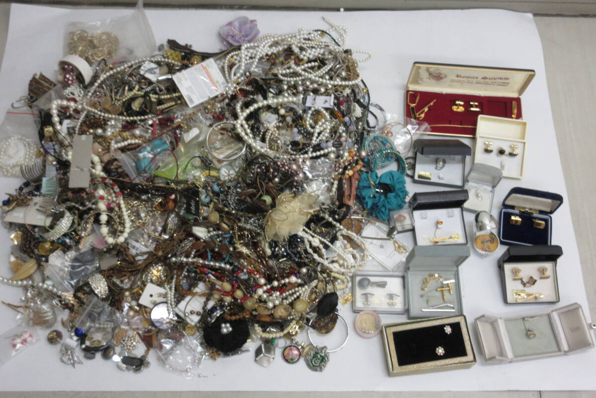 ☆送料0円☆アクセサリー イミテーション まとめ売り 総重量約13kg位 ネックレス リング ピアス　ブローチ　ジャンク　*1027 