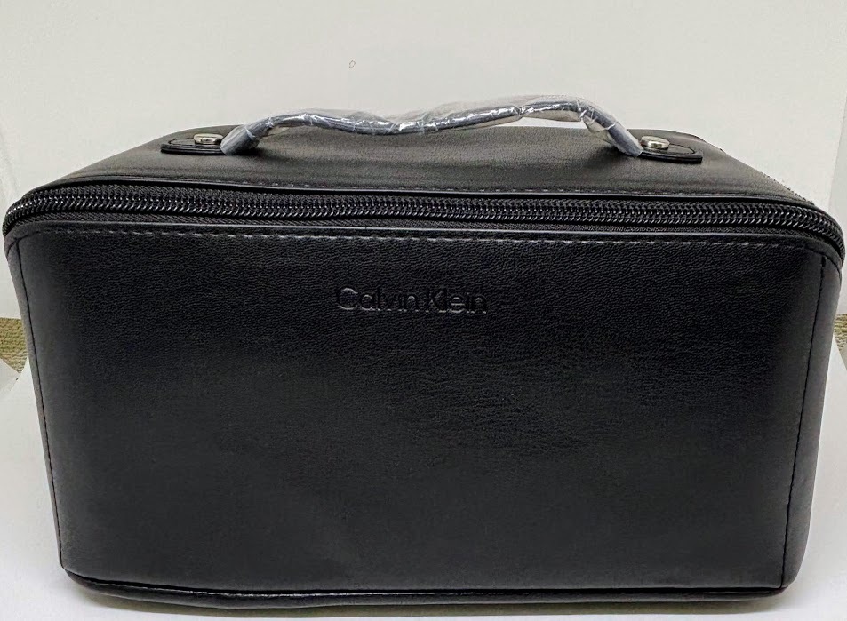 【92】Calvin Kleinロゴ入り　トラベル　コスメポーチ　未使用品