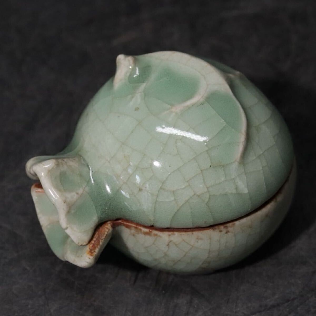 時代　青磁　袋鼠　（　栗鼠　・　柘榴　）香合　/　中国美術　煎茶道具　検索：　七官青磁　明　龍泉窯　.B2192