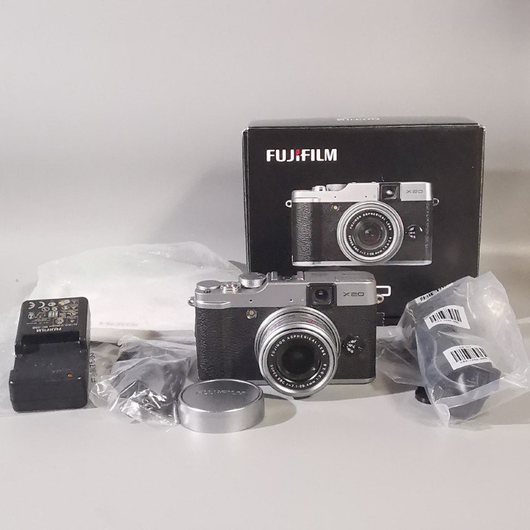 極美品 動作品 FUJIFILM フジフィルム X20 コンパクトデジタルカメラ 付属品ほぼ全揃い 元箱 Z8520