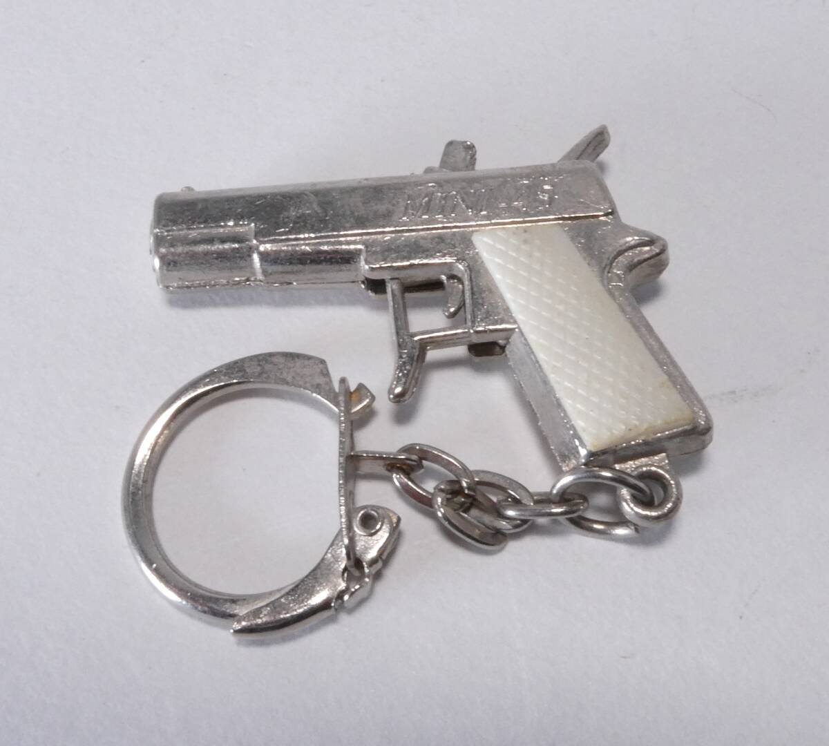 昭和レトロ 拳銃 キーホルダー MINI-45 ミニチュア ピストル 当時物 駄菓子屋 ガバメント風 ミリタリー モデルガン