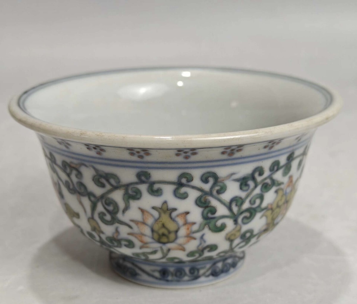 中国古美術 明時代 成化 斗彩 茶碗 陶磁器 骨董 古玩 時代物 中国美術 古美術 骨董品 唐物 当時物 口径9.5cm h7
