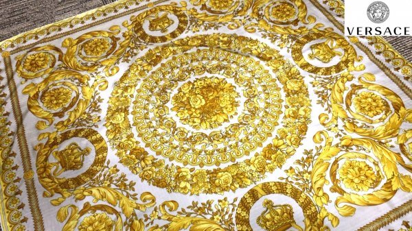 魅惑のバロック◎特大サイズ85角◇新品保管品◎Versace Baroque バロック柄 シルクスカーフAtelierversace ジャンニ ヴェルサーチ