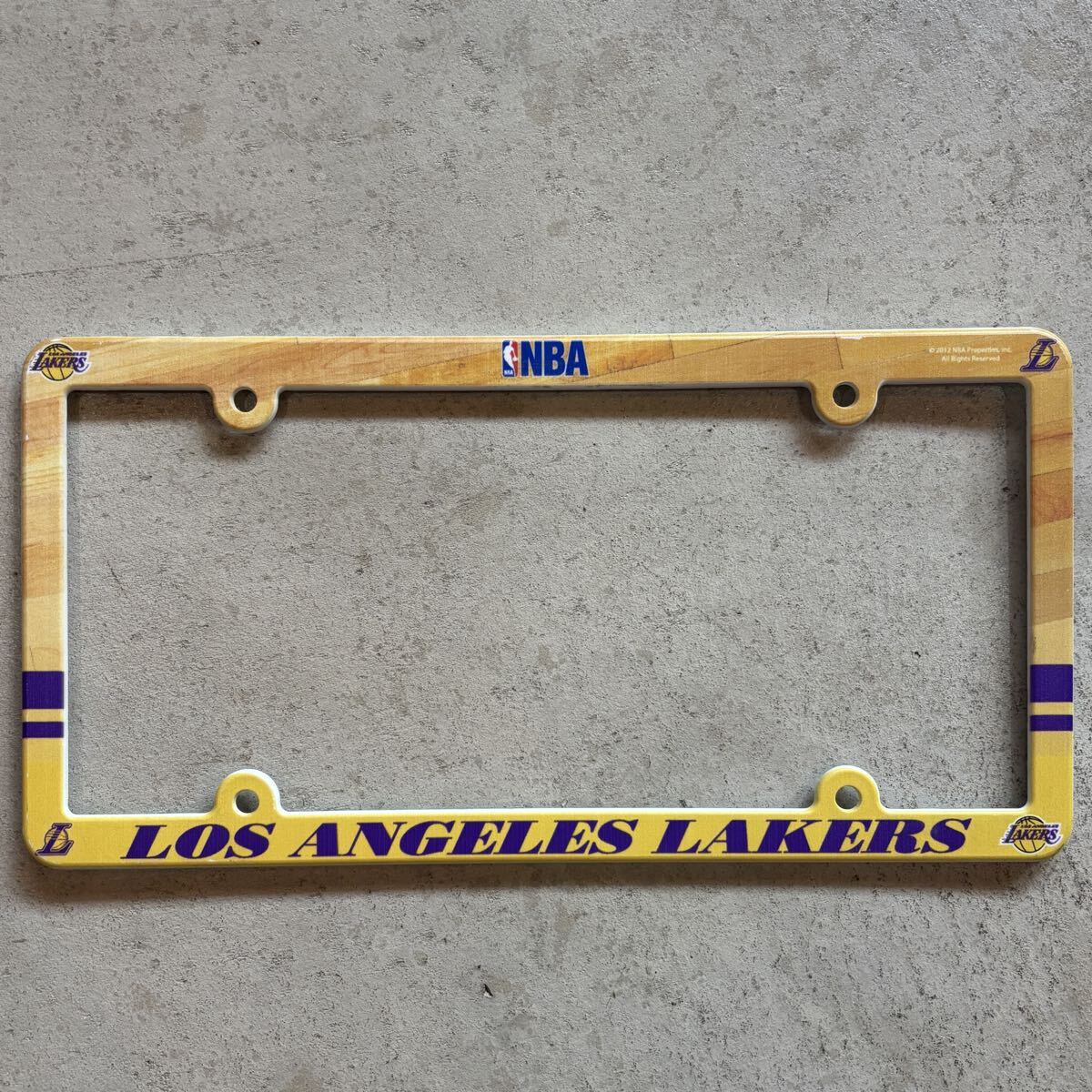 【新品】USA製 NBA ロサンゼルス レイカーズ ライセンスプレート フレーム US企画 公式 PVC 黄/YELLOW アメリカ製 ナンバー枠 車 外装