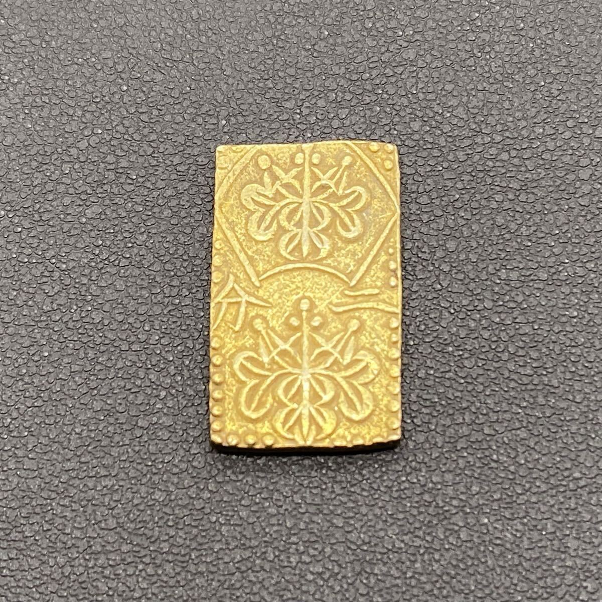【2M13】1円スタート 二朱金 二朱判 江戸時代 古銭 硬貨 日本古銭 重さ 5.6g 縦 約2.3cm 横 約1.3cm 真贋不明 アンティーク コレクション