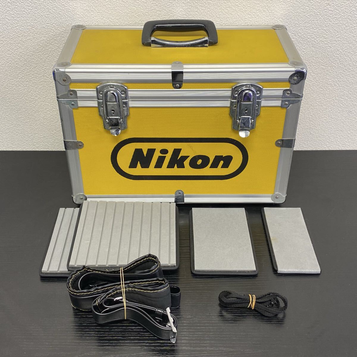 【3G6】1円スタート Nikon ニコン フォトタックルケース ハードケース アルミ製 鍵穴付き カメラバッグ 仕切り ショルダー付き イエロー 