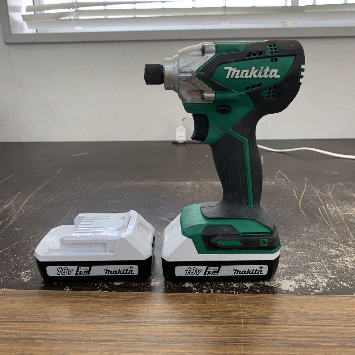 中古品 makita 充電式インパクトドライバ MTD002D 18v 1.5Ah バッテリー2個 電動工具 インパクトドライバ マキタ