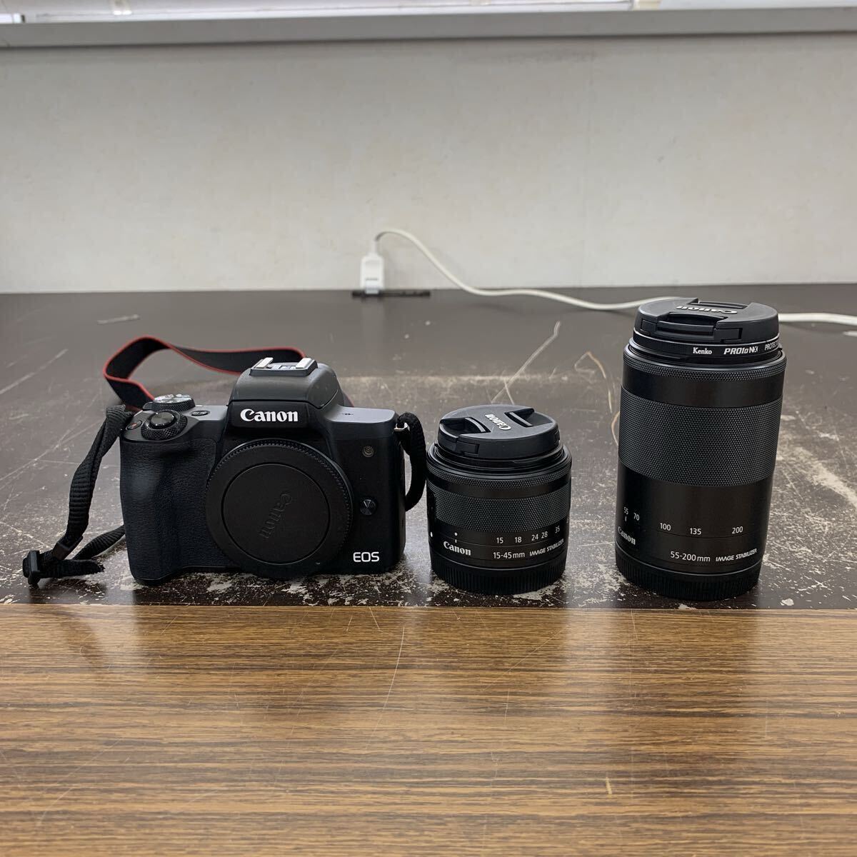 中古品 Canon EOS Kiss M ダブルズームキット デジタルカメラ キャノン 15-45mm 55-200mm デジタル一眼レフカメラ