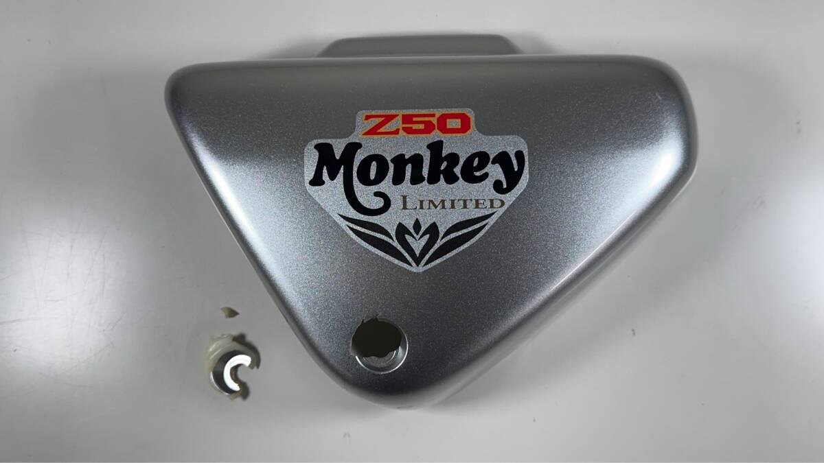 サイドカバー FIモンキー・リミテッド 2012年 受注期間限定1,000台、専用仕様 CR110カブレーシングをイメージした特別仕様 希少・プレミア