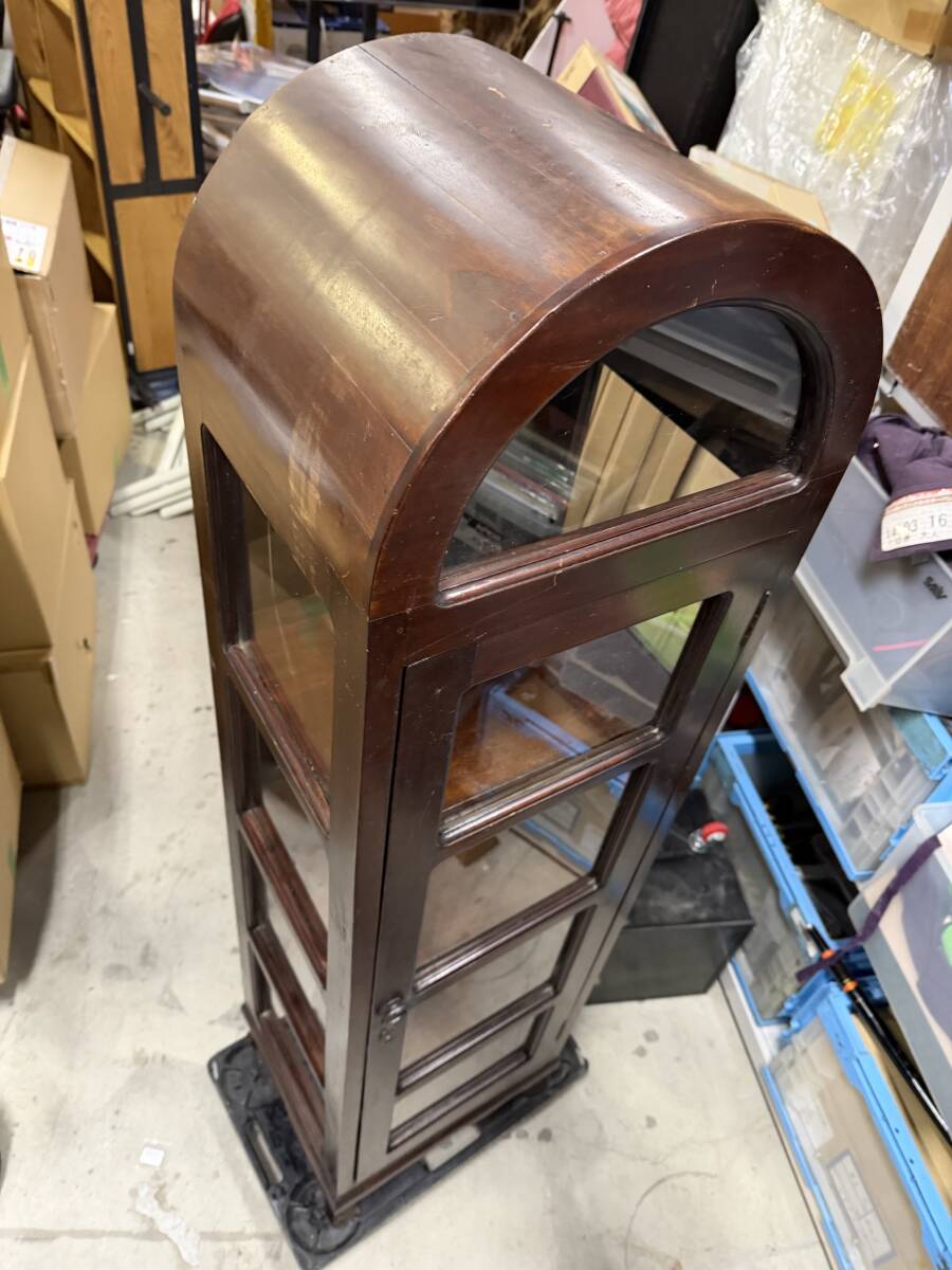 アーチトップのスリムキャビネット　コレクションケース　マホガニー　w400×d330×h1500