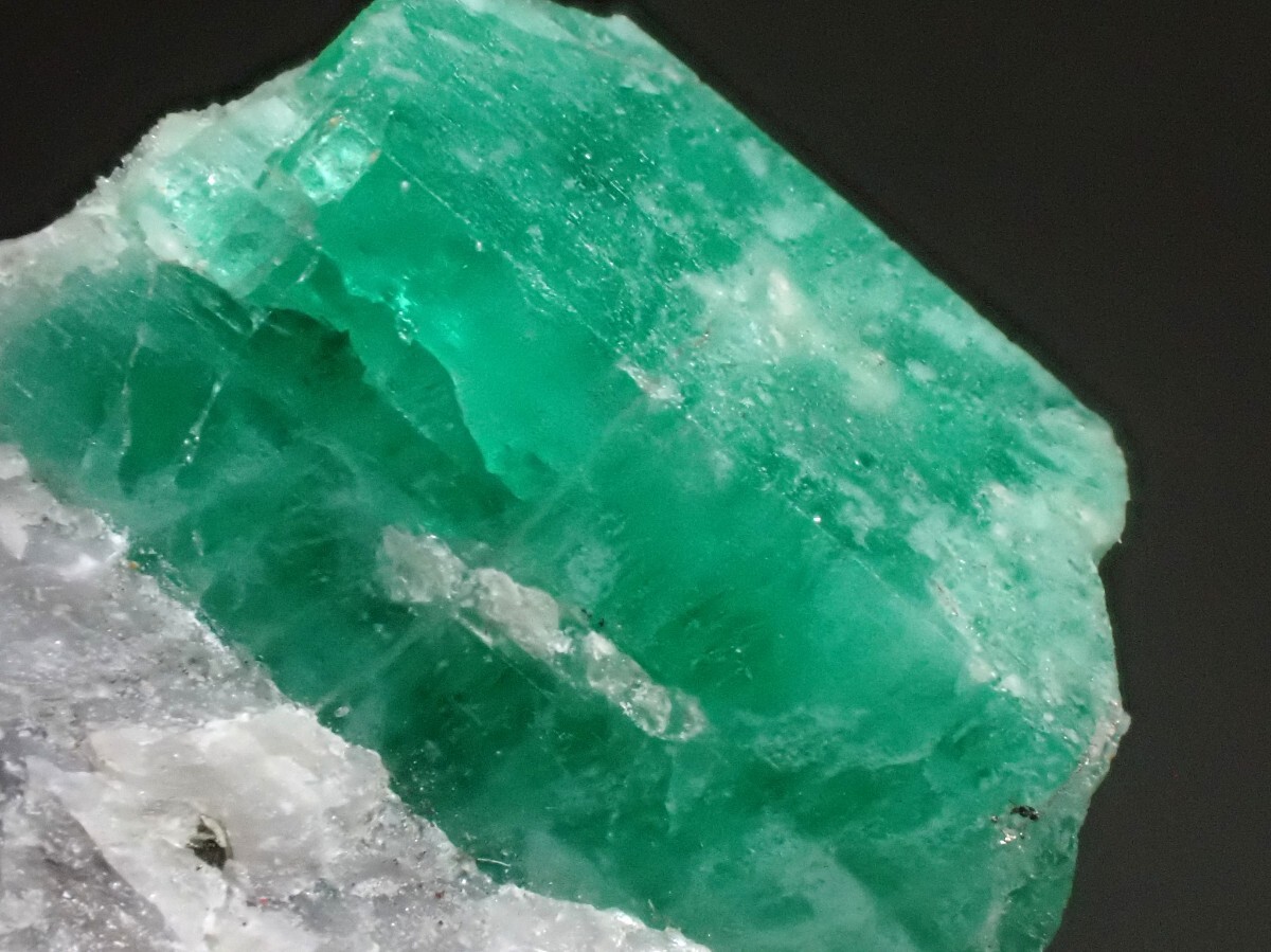 アフガニスタン産　エメラルド　緑柱石　ベリル 鉱物 原石 標本