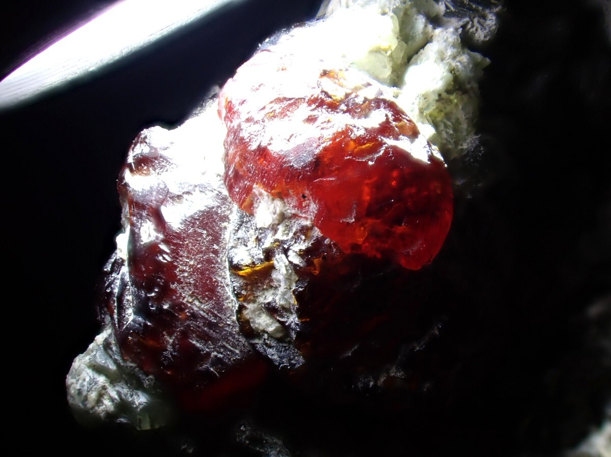 アフガニスタン産 クリノヒューマイト 斜ヒューム石 原石 鉱物 標本