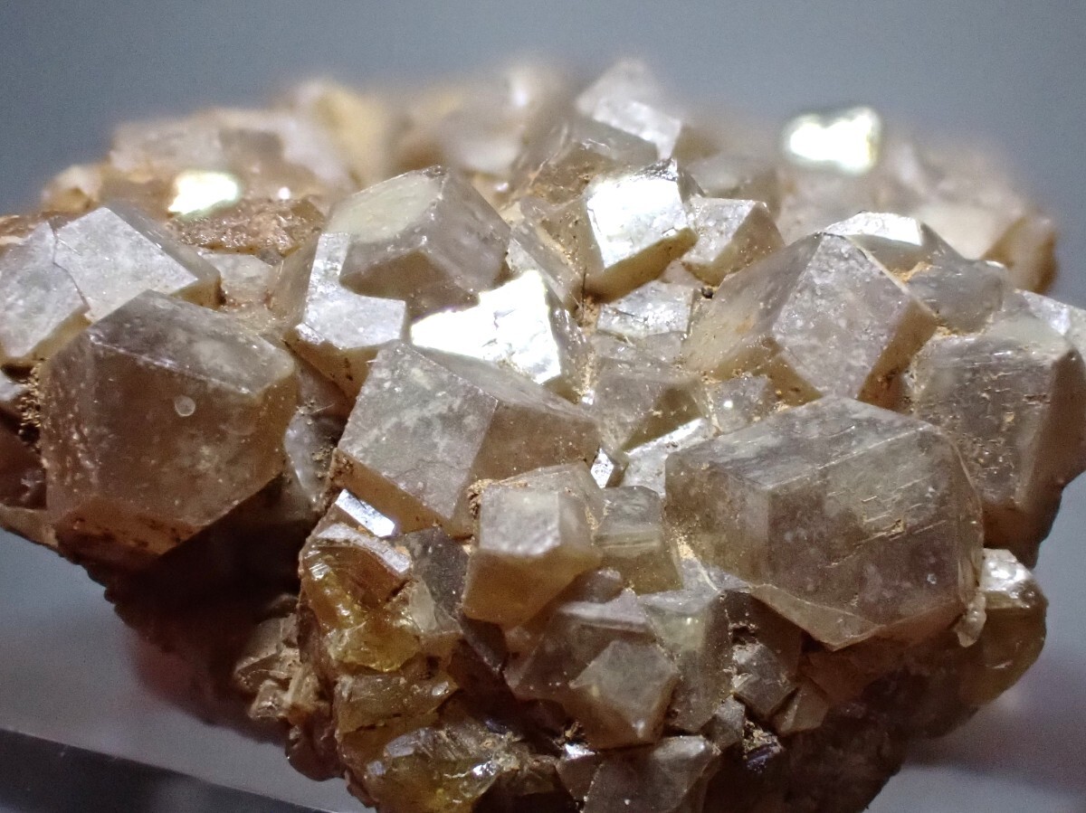 内モンゴル産　アンドラダイトガーネット　灰鉄柘榴石　原石　標本　鉱物