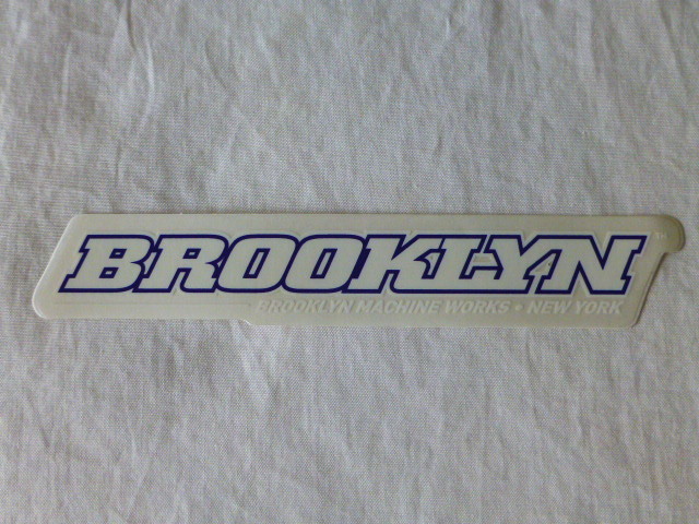 BROOKLYN MACHINE WORKS・NEW YORK ステッカー ホワイトxブルー BROOKLYN MACHINE WORKS・NEW YORK ブルックリン
