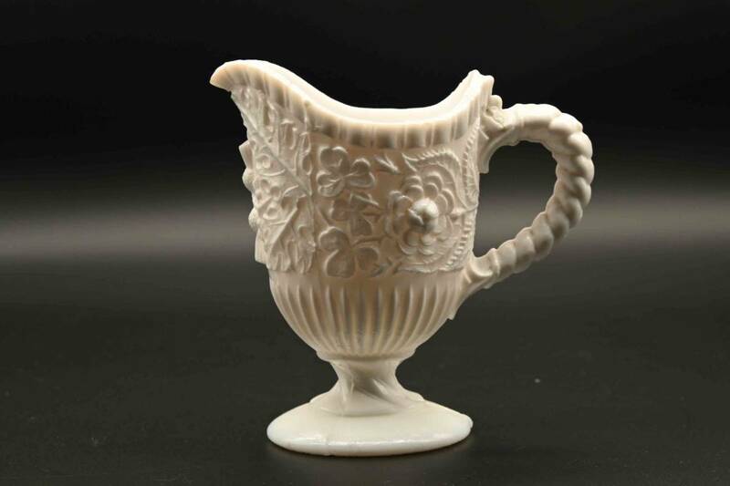 0180　英国アンティーク　ミルクジャグ　植物紋　ミルクガラス　プレスガラス　古いモールドガラス　1880年代　イギリス　英国