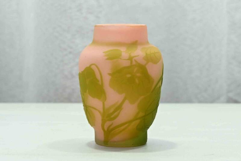 2877　ヨーロッパ アンティーク　エミール・ガレ　花器　ピンク地植物紋　被せガラス　1900年代　フラワーベース　花瓶　棗