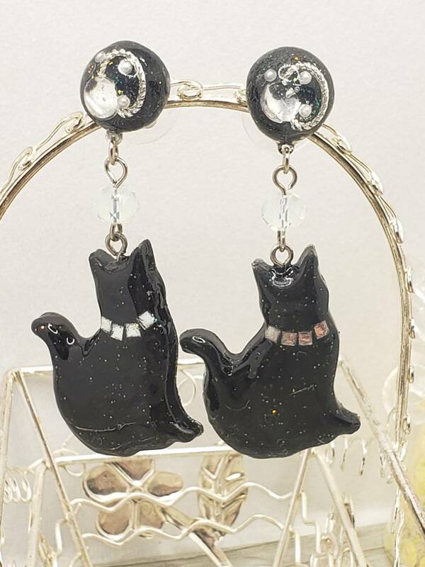 ★ハンドメイド ピアス　A３５３　黒猫　多面カット　クリスタル　レジン★