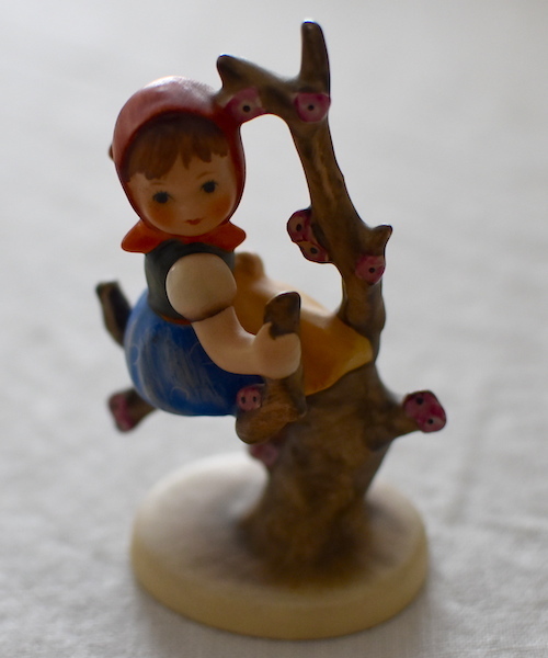 ゴーベル (ゲーベル) 社 フンメル人形「リンゴの木と女の子」