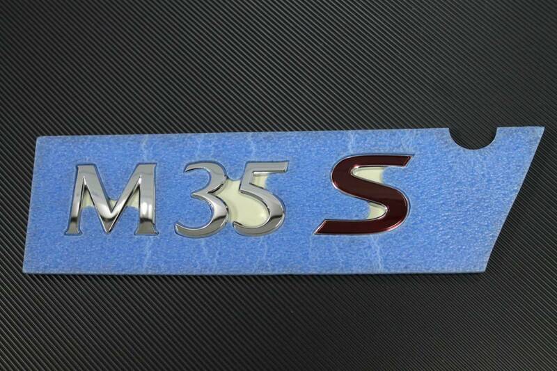 Y50フーガ インフィニティ リアエンブレム M35S 後期 新品 INFINITI純正 M35 M4 52008-2009 3.5L SPORTS