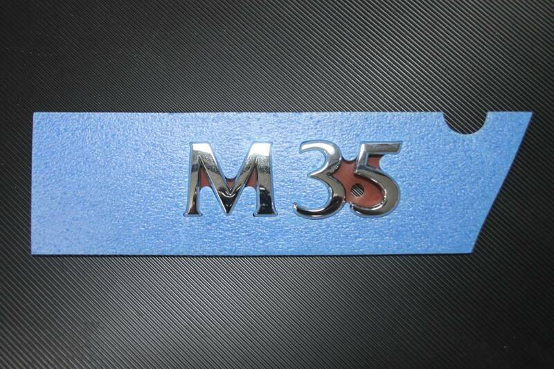 Y50フーガ インフィニティ リアエンブレム M35 後期 新品 INFINITI純正 M35 M4 52008-2009 3.5L