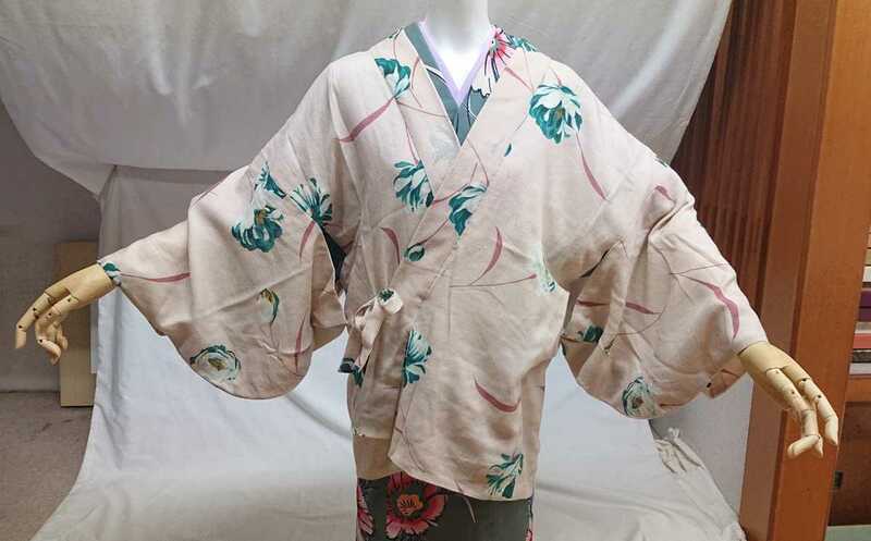 中古 ひっぱり 羽織り ベージュ系 花草文様 仕立て上がり 使用品 普段着 防寒 小紋 部屋着 リメイク　古着 中古 リサイクル